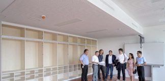 Erster Bürgermeister Jürgen Odszuck (3. von rechts) warf bei seiner Begehung der Baustelle von B³ unter anderem auch einen Blick in die neuen Klassenzimmer der Grundschule. (Foto: Philipp Rothe)