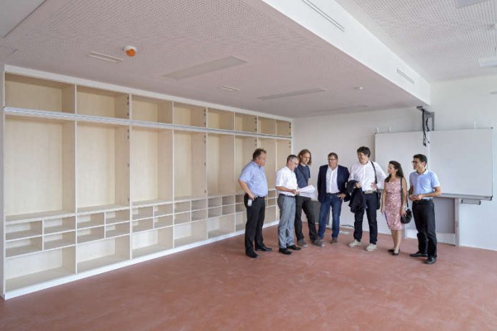 Erster Bürgermeister Jürgen Odszuck (3. von rechts) warf bei seiner Begehung der Baustelle von B³ unter anderem auch einen Blick in die neuen Klassenzimmer der Grundschule. (Foto: Philipp Rothe)