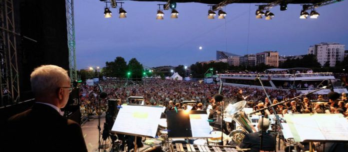 chlagzeuger Konrad Graf beim Open Air des hr-Sinfonieorchesters 2016 (Foto: hr/Tim Wegner)