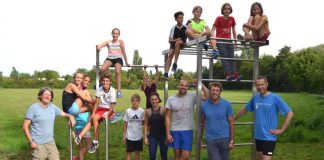 Bürgermeister und Sportdezernent Dr. Maximilian Ingenthron (r.) hat jetzt gemeinsam mit dem Vorsitzenden des Landauer Schwimm- und Sportclubs (SSC), Rainer Bieling (3.v.r.), den neuen Fitness-Parcours des Vereins der Öffentlichkeit übergeben. (Foto: Stadt Landau in der Pfalz)