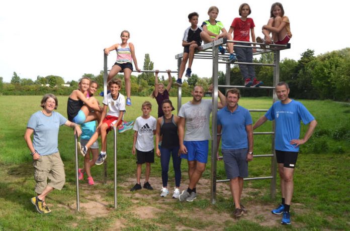 Bürgermeister und Sportdezernent Dr. Maximilian Ingenthron (r.) hat jetzt gemeinsam mit dem Vorsitzenden des Landauer Schwimm- und Sportclubs (SSC), Rainer Bieling (3.v.r.), den neuen Fitness-Parcours des Vereins der Öffentlichkeit übergeben. (Foto: Stadt Landau in der Pfalz)