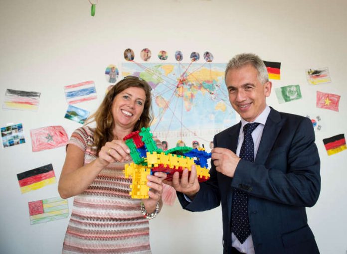 Oberbürgermeister Peter Feldmann und Ortstvorsteherin Carolin Friedrich (Foto: Stadt Frankfurt)