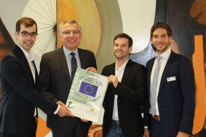 Martin Säurle (3.v.l.), Leiter der LEADER-Geschäftsstelle Neckartal-Odenwald aktiv, überreicht Landrat Stefan Dallinger (2.v.l.) die LEADER-Plakette für das Projekt „Intelligente Marktplätze“. Ebenfalls mit dabei: Projektleiter Denis Guth (1.v.l.), Stabsstelle Wirtschaftsförderung im Landratsamt Rhein-Neckar-Kreis sowie Danyel Atalay (r.), Leiter der Stabsstelle Wirtschaftsförderung im Landratsamt Rhein-Neckar-Kreis. (Foto: Landratsamt Rhein-Neckar-Kreis)