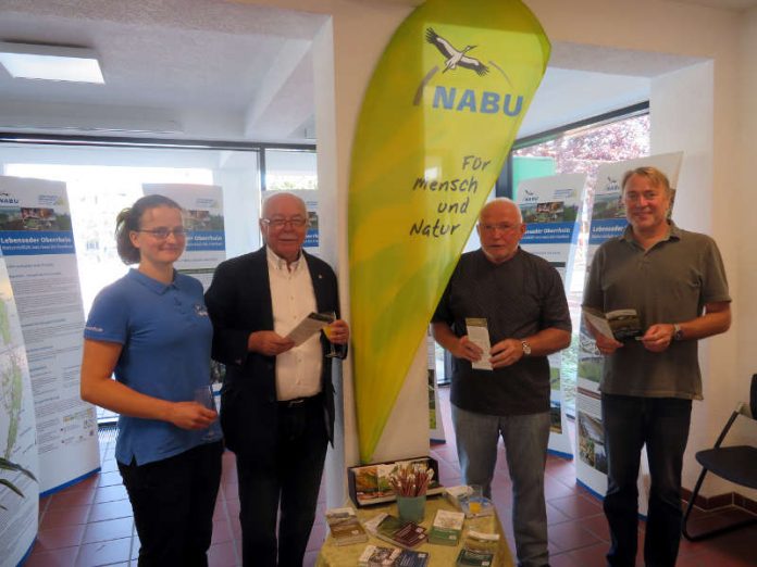 Melanie Mangold von der NABU-Ortsgruppe Haßloch, der Dritte Beigeordnete Dieter Schuhmacher, Reinhard Kirsch (Mitglied des Feld-, Wald- und Umweltausschusses) sowie der Umweltbeauftragte Michael Müller haben die Ausstellung offiziell eröffnet. (Foto: Gemeindeverwaltung Haßloch)