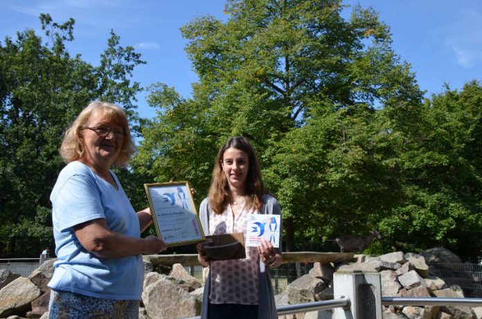 Christine Schröter überreicht Dr. Yvonne Maier die NABU Auszeichnung (Foto: Stadtpark Mannheim gGmbH)