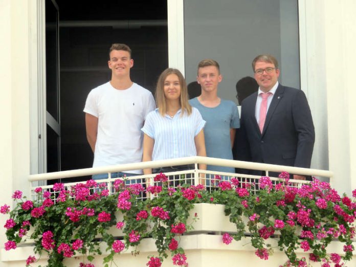 Die Neuen im Rathaus: Leon Zwölfer (links), Hana Halavac und Noah Ritter gemeinsam mit dem Ersten Beigeordneten Tobias Meyer. (Foto: Gemeindeverwaltung Haßloch)