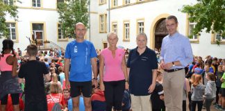 Bürgermeister und Schuldezernent Dr. Maximilian Ingenthron (r.) gemeinsam mit Schulleiter Andreas Doll, Christa Müller (2.v.l.) von der Hilfsorganisation (I)NTACT Mädchenhilfe und Ulrike Diederich vom Verein Silberstreif beim Startschuss zum 14. OHG-Lauf. (Foto: Stadt Landau in der Pfalz)