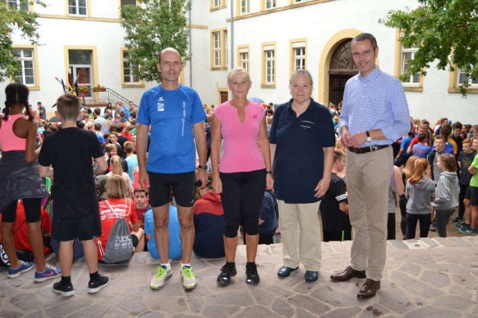 Bürgermeister und Schuldezernent Dr. Maximilian Ingenthron (r.) gemeinsam mit Schulleiter Andreas Doll, Christa Müller (2.v.l.) von der Hilfsorganisation (I)NTACT Mädchenhilfe und Ulrike Diederich vom Verein Silberstreif beim Startschuss zum 14. OHG-Lauf. (Foto: Stadt Landau in der Pfalz)