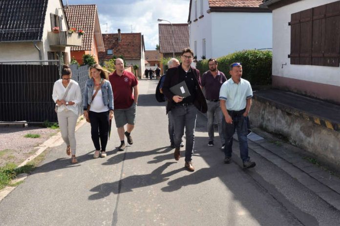 Oberbürgermeister Thomas Hirsch, Ortsvorsteher Klaus Kißel und Mitglieder des Ortsbeirats beim gemeinsamen Rundgang durch Arzheim. (Foto: Stadt Landau in der Pfalz)