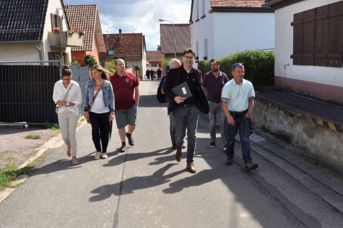 Oberbürgermeister Thomas Hirsch, Ortsvorsteher Klaus Kißel und Mitglieder des Ortsbeirats beim gemeinsamen Rundgang durch Arzheim. (Foto: Stadt Landau in der Pfalz) Oberbürgermeister Thomas Hirsch, Ortsvorsteher Klaus Kißel und Mitglieder des Ortsbeirats beim gemeinsamen Rundgang durch Arzheim. (Foto: Stadt Landau in der Pfalz)