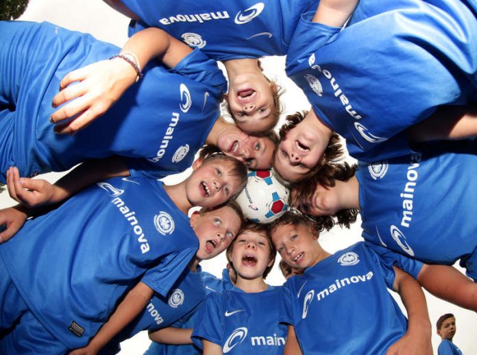 zehn Vereine aus der Region wurden bei der Mainova-Aktion „Fußball-Camps für Kids“ für Trainingslager mit der Eintracht Frankfurt Fußballschule ausgewählt (Foto: Mainova AG)