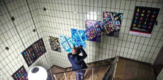 Preview zur Bahnhofsviertelnacht im Orange Peel: Treppenhaus mit Plakaten (Foto: Heike Lyding)