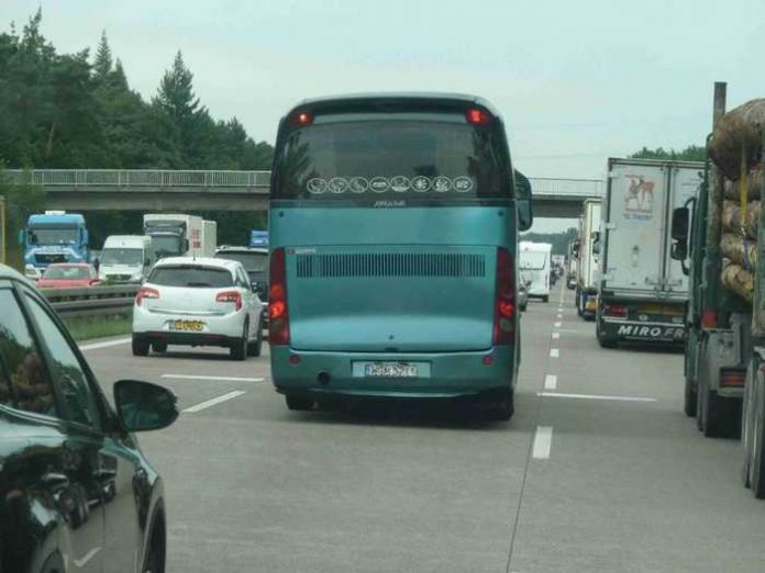 Der verkehrsunsichere Reisebusse wurde von den Beamten aus dem Verkehr gezogen Der verkehrsunsichere Reisebusse wurde von den Beamten aus dem Verkehr gezogen