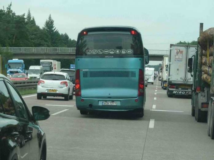 Der verkehrsunsichere Reisebusse wurde von den Beamten aus dem Verkehr gezogen