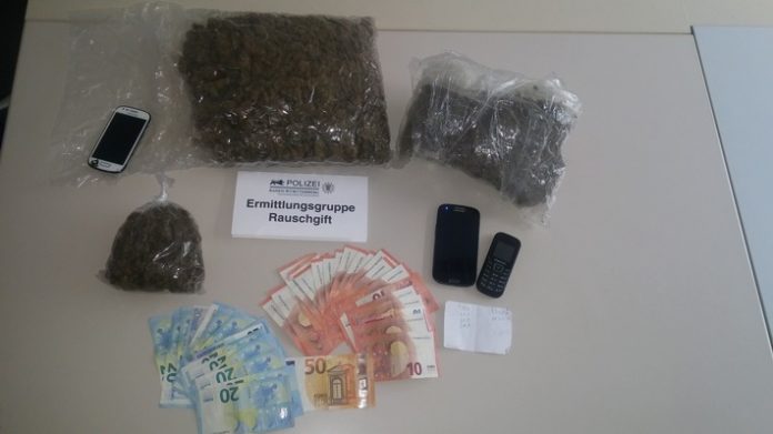 Sichergestellte Drogen und mutmaßliches Dealgeld