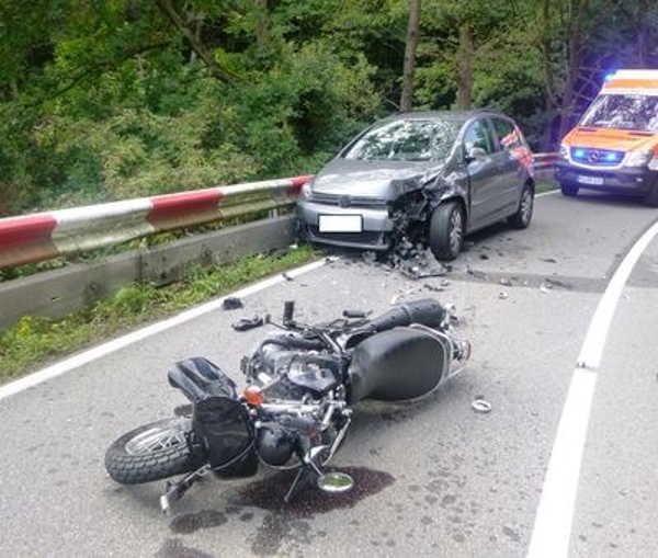 Frontalzusammenstoß mit Motorradfahrerin Frontalzusammenstoß mit Motorradfahrerin