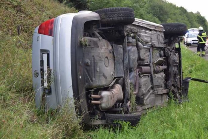 Beschädigtes Unfallfahrzeug nach dem Überschlag Beschädigtes Unfallfahrzeug nach dem Überschlag