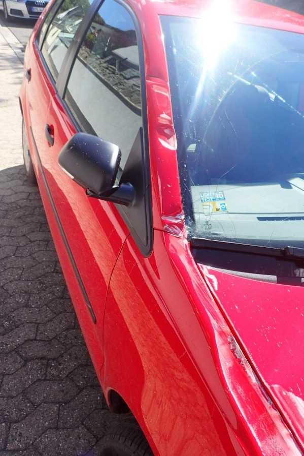 Unfallbeschädigter Pkw Unfallbeschädigter Pkw