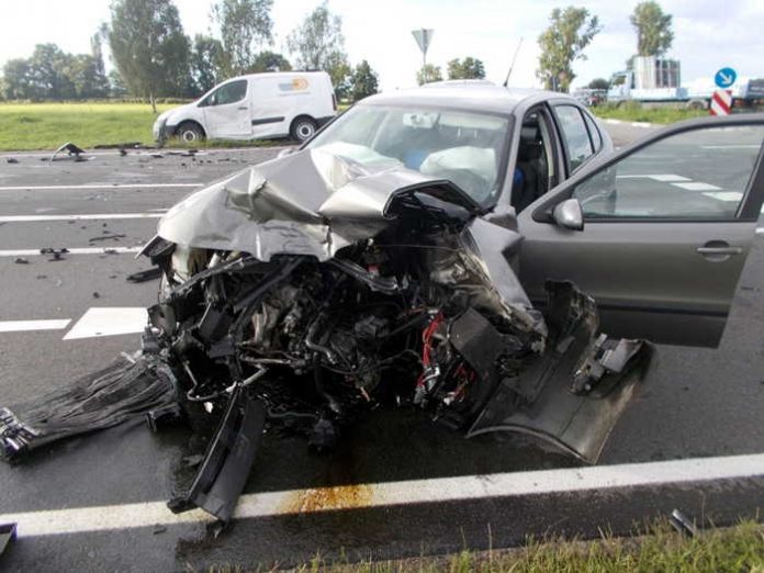 Der PKW wurde bei dem Unfall völlig zerstört