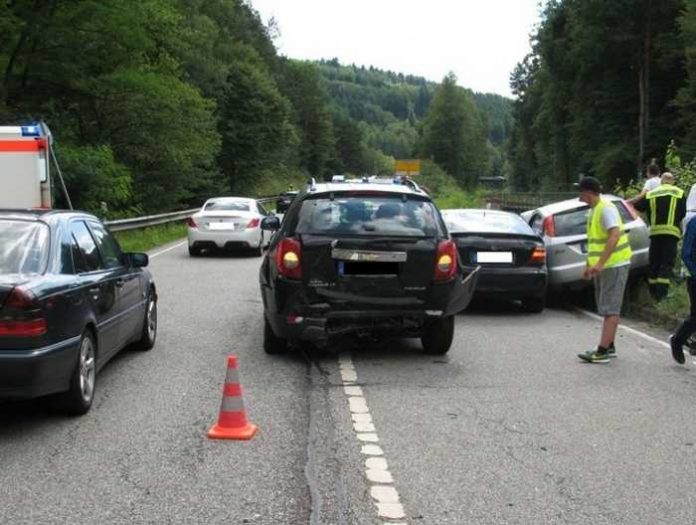 Unfall in Fahrtrichtung Pirmasens betrachtet