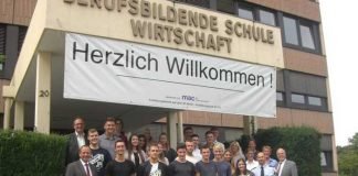 Polizeipräsident Reiner Hamm und die neuen Schüler