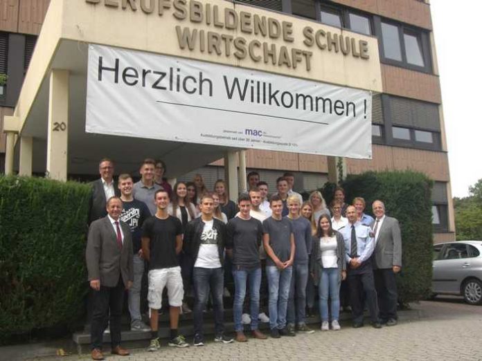 Polizeipräsident Reiner Hamm und die neuen Schüler