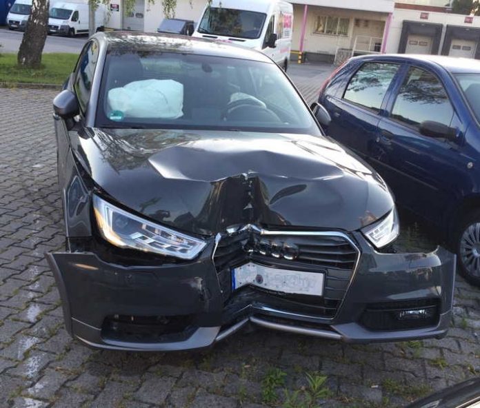 Beschädigtes Auto des 19 Jährigen Beschädigtes Auto des 19 Jährigen