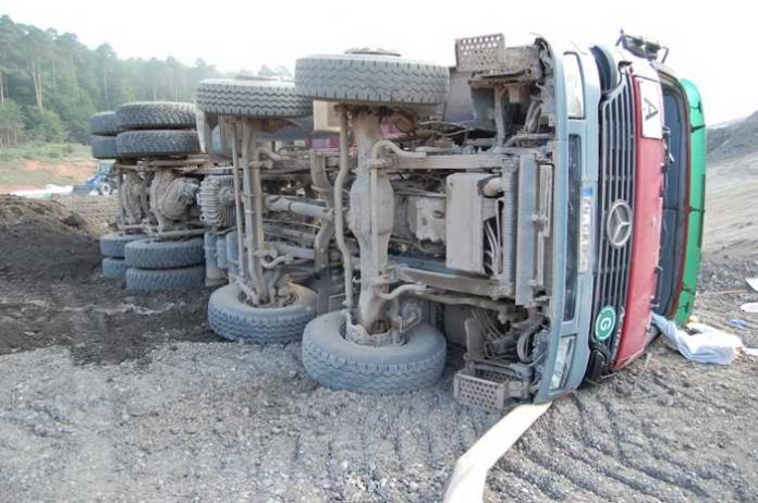 Auf unbefestigtem Gelände, an einer Steigung kam der Lastwagen ins Rutschen und kippte um Auf unbefestigtem Gelände, an einer Steigung kam der Lastwagen ins Rutschen und kippte um