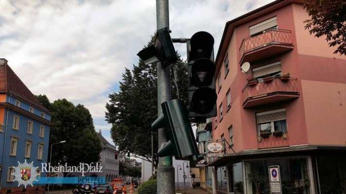 Ein Lkw hatte die Ampel gerammt und dabei die Fußgängerampel aus der Verankerung gerissen. Trotz des angerichteten Schadens fuhr der Brummi einfach weiter.