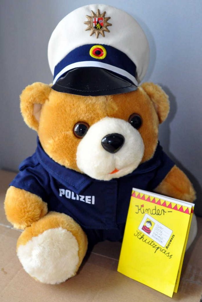 Polizeistoffbär mit Kinderschutzpass