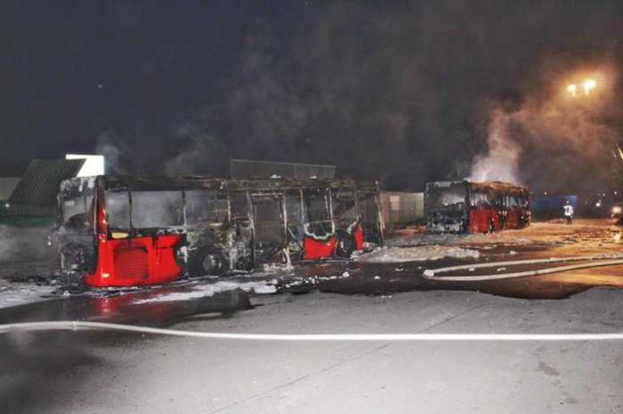 Ein Raub der Flammen: In der Nacht zum Mittwoch sind in Lauterecken zwei Omnibusse ausgebrannt