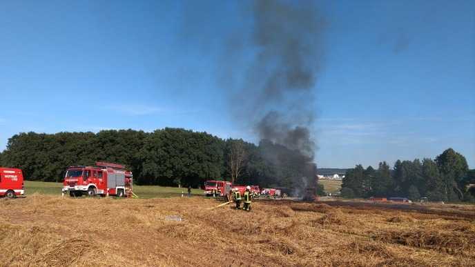 Feldbrand: Löscharbeiten der Feuerwehr