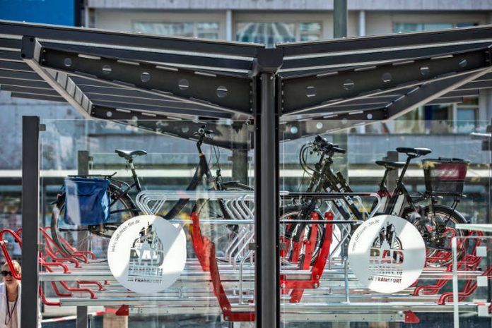 Doppelstöckige Fahrradabstellanlage an der Konstablerwache (Foto: Heike Lyding)