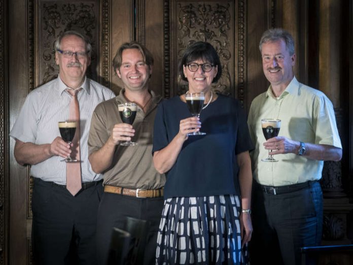 Die Geschäftsführer Dr. Friedrich Georg Hoepfner, Christian Schön, Dr. Gerda Frank und Willy Schmidt, stoßen mit einem Glas Porter auf die gemeinsame Zukunft an. (Foto: Ras Rotter/Hoepfner)