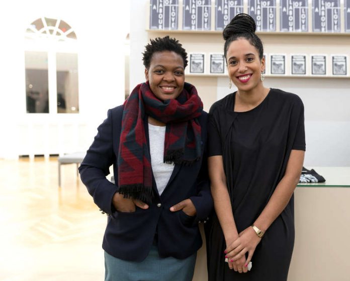 Gabi Ngcobo (l.) und Yvette Mutumba bei der Eröffnung der Ausstellung 'A Labour of Love' im Weltkulturen Museum 2015 (Foto: Wolfgang Günzel)