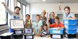 Experimentiersets im Wert von 6.000 Euro wurden an das Otto-Schott-Gymnasium zur Förderung der naturwissenschaftlichen und technischen Bildung übergeben (Foto: SCHOTT AG)