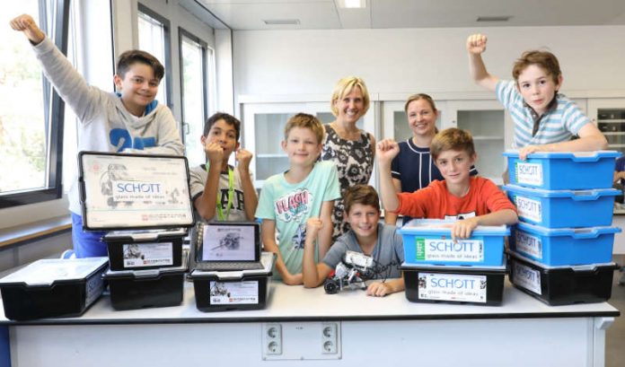 Experimentiersets im Wert von 6.000 Euro wurden an das Otto-Schott-Gymnasium zur Förderung der naturwissenschaftlichen und technischen Bildung übergeben (Foto: SCHOTT AG)