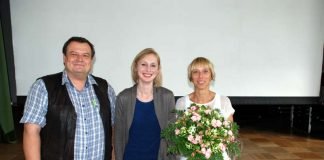 Jürgen Meisel (l.) und Eva Weigel (r.) bedanken sich bei Sophia Kuhs für die Leitung der Workshops zum Thema „angewandte Rhetorik“ (Foto: BBS Landau)