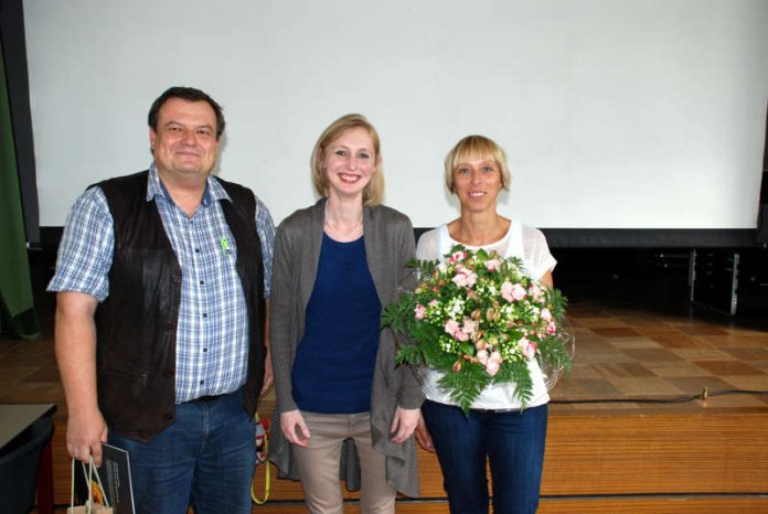 Jürgen Meisel (l.) und Eva Weigel (r.) bedanken sich bei Sophia Kuhs für die Leitung der Workshops zum Thema „angewandte Rhetorik“ (Foto: BBS Landau)