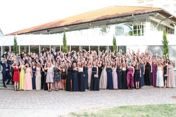 Der gesamte Abijahrgang 2017 strahlt um die Wette (Foto: BBS Landau) Der gesamte Abijahrgang 2017 strahlt um die Wette (Foto: BBS Landau)