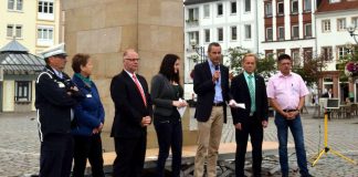 Gemeinsam mit Mitarbeiterinnen und Mitarbeitern der Stadtverwaltung sowie Sponsorinnen und Sponsoren begrüßte Bürgermeister und Schuldezernent Dr. Maximilian Ingenthron die Teilnehmerinnen und Teilnehmer des Aktionstags „Sicherer Schulweg“. (Foto: Stadt Landau in der Pfalz)