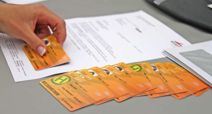 Im Abo-Center des KVV stapeln sich die Anträge für die ScoolCards, die in diesen Tagen an die Kunden verschickt werden (Foto: KVV)