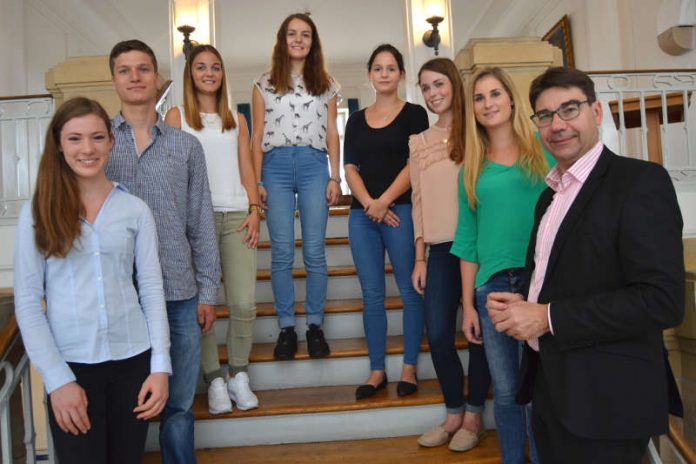 Willkommen an Bord: Oberbürgermeister Thomas Hirsch begrüßte sieben Azubis, die Anfang August ihre Ausbildung bei der Stadtverwaltung Landau begonnen haben. (Foto: Stadt Landau in der Pfalz)