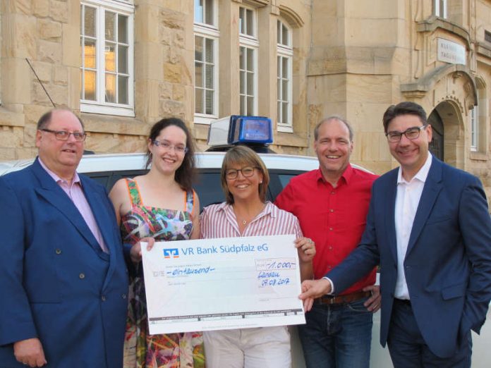 Der Rotkreuz-Flight mit Geschäftsführer Bernd Fischer, Alexandra Fischer, Nicole Bock, Leiter Rettungsdienst Jürgen See und Oberbürgermeister Thomas Hirsch (Foto: DRK Kreisverband Südliche Weinstraße)