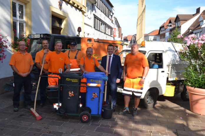 Die Mitarbeiter der Stadtreinigung mit Oberbürgermeister Jörg Albrecht (Foto: Stadtverwaltung Sinsheim) Die Mitarbeiter der Stadtreinigung mit Oberbürgermeister Jörg Albrecht (Foto: Stadtverwaltung Sinsheim)