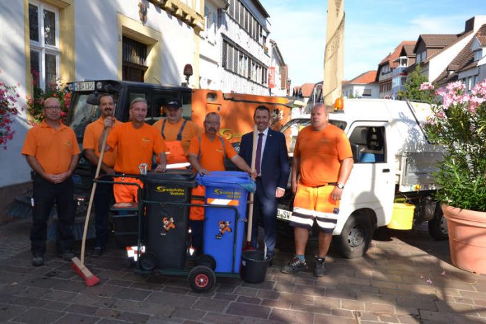 Die Mitarbeiter der Stadtreinigung mit Oberbürgermeister Jörg Albrecht (Foto: Stadtverwaltung Sinsheim)