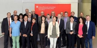 Landrat Clemens Körner und Sparkassenvorstand Clemens G. Schnell übergeben Spenden der Kulturstiftung der ehemaligen Kreissparkasse Rhein-Pfalz an Vereine und Initiativen aus dem Rhein-Pfalz-Kreis. (Foto: Sparkasse Vorderpfalz)