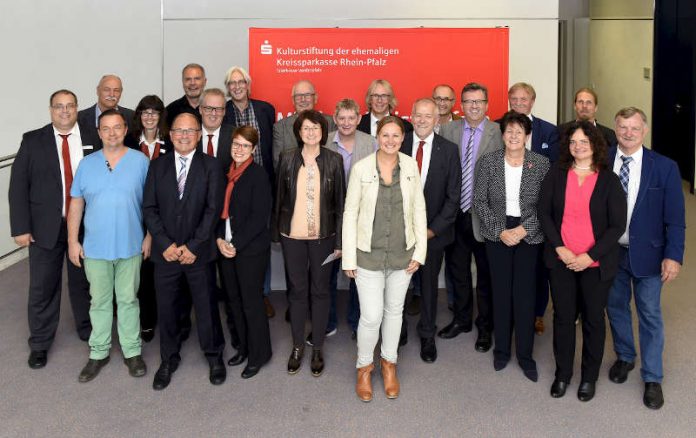 Landrat Clemens Körner und Sparkassenvorstand Clemens G. Schnell übergeben Spenden der Kulturstiftung der ehemaligen Kreissparkasse Rhein-Pfalz an Vereine und Initiativen aus dem Rhein-Pfalz-Kreis. (Foto: Sparkasse Vorderpfalz)