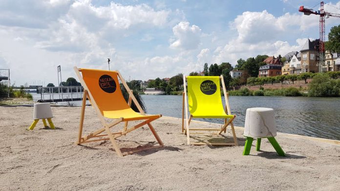 Auf zum Sandstrand an den Neckar! Von der Veranstaltung „Neckar-Lounge“ im Juli ist der Sandstrand geblieben. Nur den Strandstuhl oder die Picknickdecke muss man selbst beisteuern. (Foto: Herbstrieth)