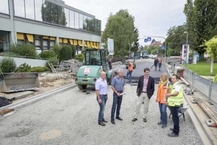 Erster Bürgermeister Jürgen Odszuck (3.v.l.) machte sich ein Bild von der Baustelle Zeppelinstraße in Handschuhsheim. (Foto: Philipp Rothe)